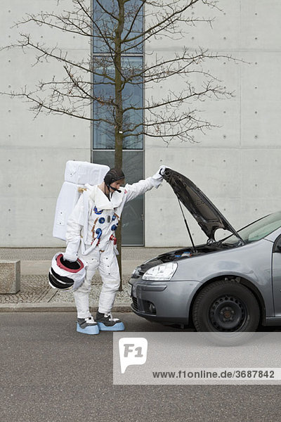 Ein Astronaut mit Autoproblemen