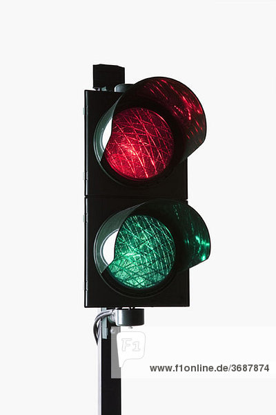 Eine Ampel  bei der sowohl das rote als auch das grüne Licht leuchten.