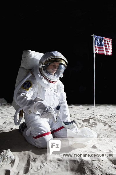 Ein Astronaut auf dem Mond  der eine Bodenprobe sammelt.