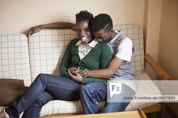 Ein junges  liebevolles Paar  das sich auf einer Couch ausruht