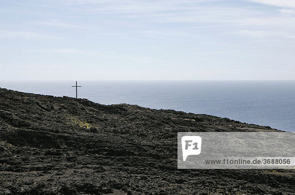 Blick auf ein Lavafeld und das Meer darunter  Orchilla  El Hierro  Spanien