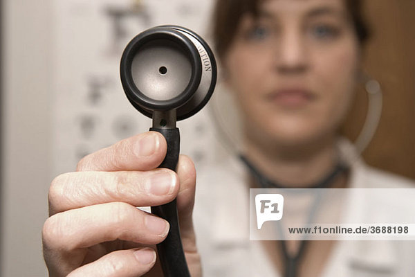 Ein Arzt mit einem Stethoskop