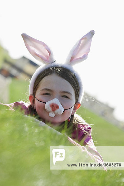 Ein Mädchen mit Kaninchenohren und Maske