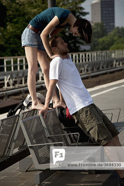 Ein junges Paar beim Warten auf dem Bahnsteig