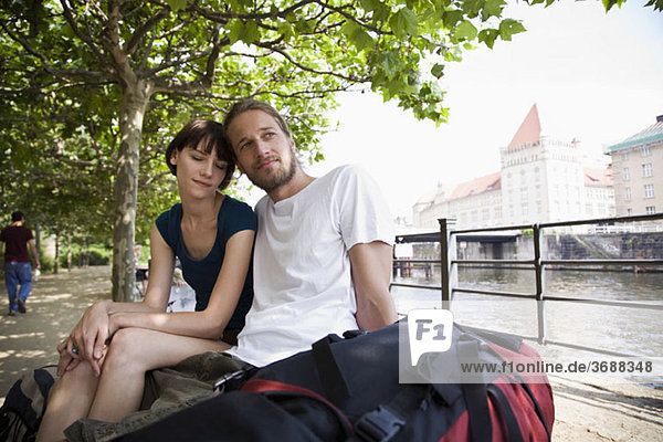 Ein junges Paar an der Spree  Berlin  Deutschland