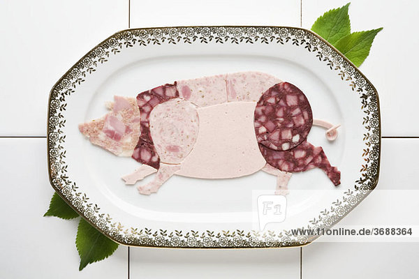 Aufschnitt in Form eines Schweins auf einem Teller