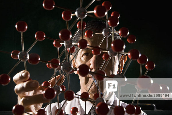 Ein Wissenschaftler mit einem Molekülstrukturmodell