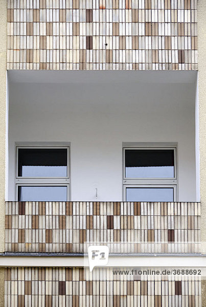 Die Fenster und der Balkon einer Wohnung  flacher Blickwinkel