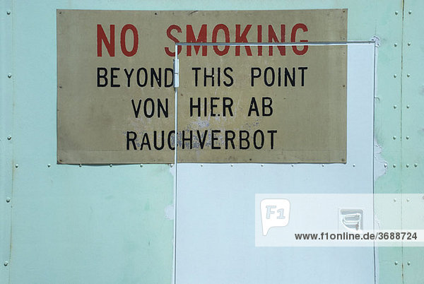 Ein Rauchverbot in Deutsch und Englisch