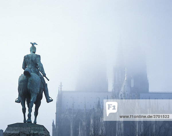Blick von der Hohenzollernbrücke auf den Kölner Dom bei Nebel  Köln  Nordrhein-Westfalen  Deutschland