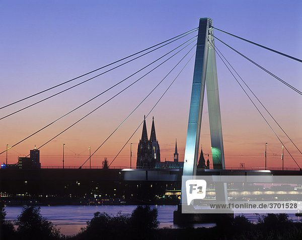 Kölnpanorama mit Severinsbrücke und Dom  Abenddämmerung  Köln  Nordrhein-Westfalen  Deutschland