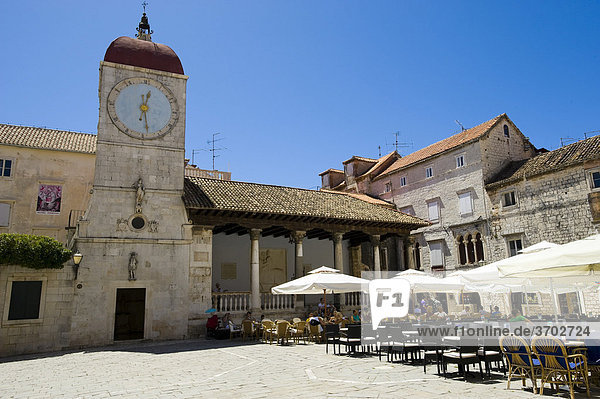Loggia und Rathausglockenturm  Trogir  Norddalmatien  Kroatien  Europa