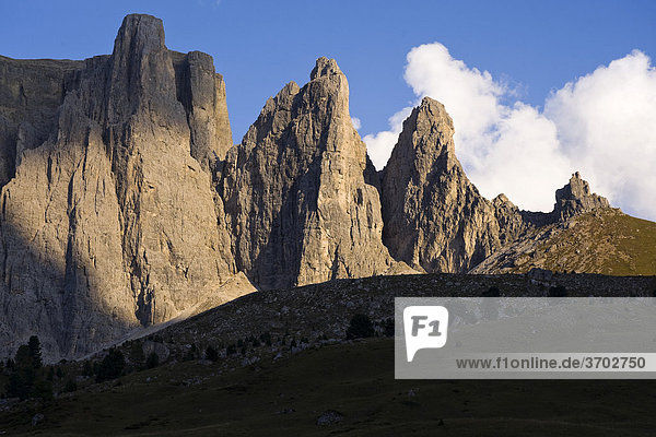Das Sella-Joch  Felsspitzen in der Sellagruppe  Dolomiten  Südtirol  Italien  Europa