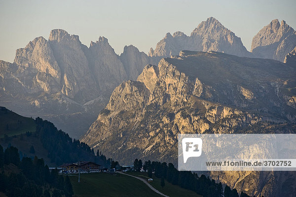 Blick in das Grödner Tal  vom Sella-Joch Richtung Seceda  Dolomiten  Südtirol  Italien  Europa