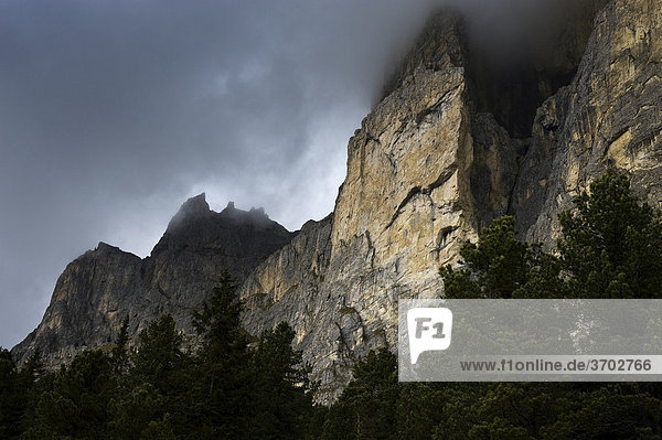 Wolkenverhangene Wände der Sella-Gruppe  Dolomiten  Südtirol  Italien  Europa