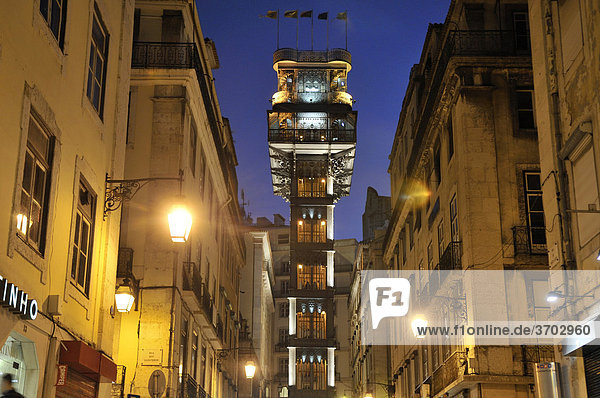 Aufzug Elevador de Santa Justa  auch Elevador do Carmo  bei Nacht  verbindet die Stadtteile Baixa und Chiado  Lissabon  Portugal  Europa