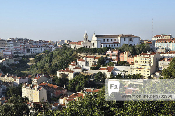 Blick auf das Kloster Mosteiro Nossa Senhora da Graca und Kirche im Stadtteil Alfama  Lissabon  Portugal  Europa