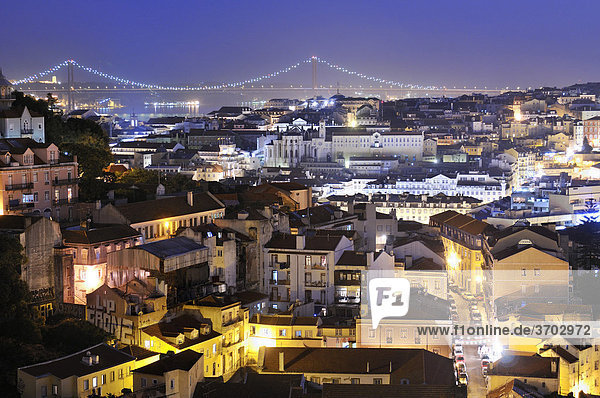 Blick auf die Altstadt von Lissabon und den Fluss Tejo bei Nacht  Portugal  Europa