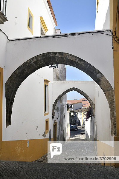 Bögen über einer Gasse  Evora  UNESCO Welterbe  Alentejo  Portugal  Europa