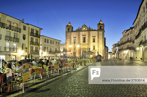Platz Praca do Giraldo mit Kirche Igreja de Sao Antao und Straßencafe bei Nacht  Evora  UNESCO Welterbe  Alentejo  Portugal  Europa