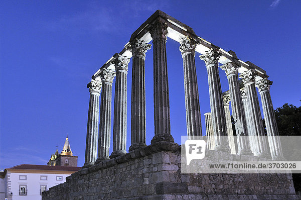 Römischer Diana-Tempel in Evora bei Nacht  UNESCO Welterbe  Alentejo  Portugal  Europa