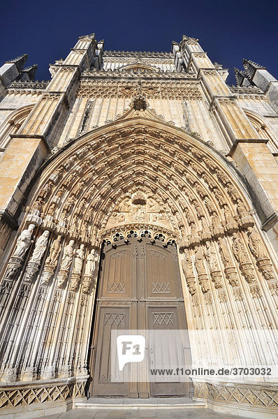 Gothisches Hauptportal der Basilika  Dominikaner-Kloster Mosteiro de Santa Maria da Vitoria  UNESCO-Welterbe  Batalha  Portugal  Europa
