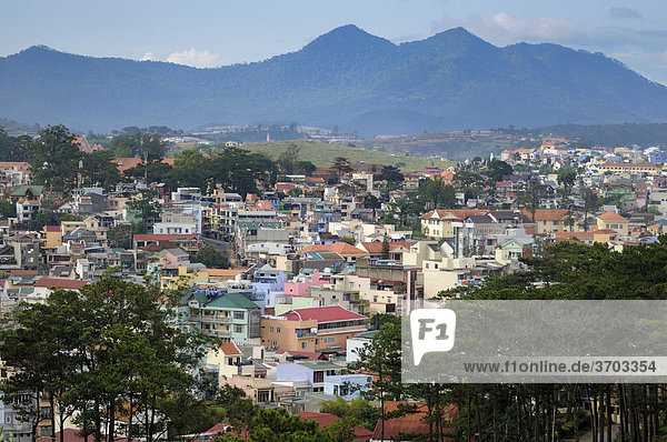 Ausblick über die Dächer von Dalat  Zentrales Hochland  Vietnam  Asien