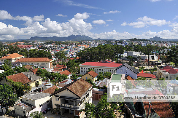 Ausblick über die bunten Häuser und Dächer der Hauptstadt Dalat  Zentrales Hochland  Vietnam  Asien