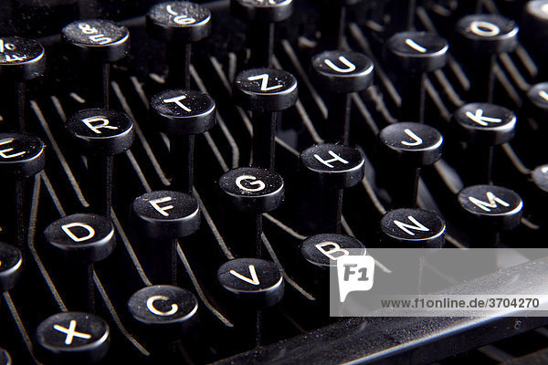 Tastatur einer antiken verstaubten Schreibmaschine