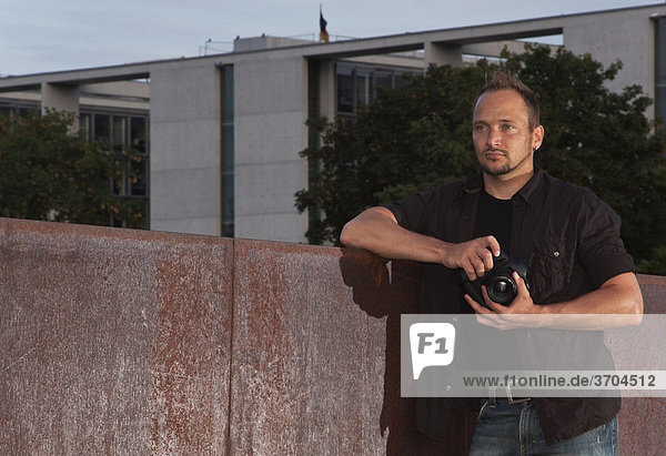 Fotograf steht im Berliner Regierungsviertel und wartet auf das passende Motiv  Berlin  Deutschland  Europa