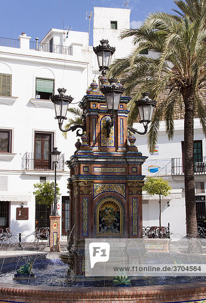 Springbrunnen am Rathausplatz in dem andalusischen Dorf Vejer  Spanien  Europa