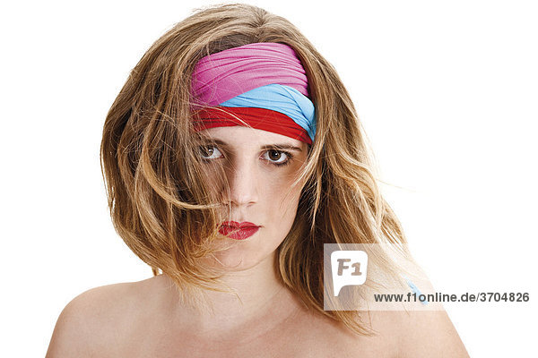 Junge Frau mit bunten Stirnbändern