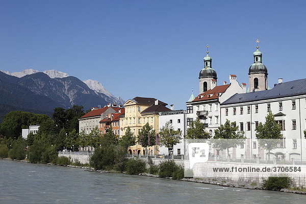 Blick über Inn zur Altstadt Innsbruck mit Dom  Tirol  Österreich  Europa
