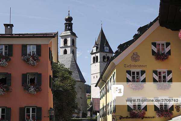 Blick von Altstadt zur Pfarrkirche St. Andreas und Liebfrauenkirche  Kitzbühel  Tirol  Österreich  Europa