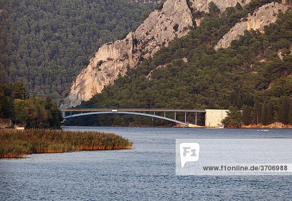 Brücke über Fluss Krka bei Skradin  Nationalpark Krka  äibenik-Knin  Dalmatien  Kroatien  Europa