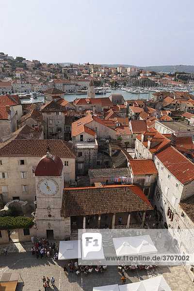 Blick vom Kirchturm der Kathedrale über Loggia und Uhrturm  hinten Insel Ciovo  Trogir  Dalmatien  Kroatien  Europa