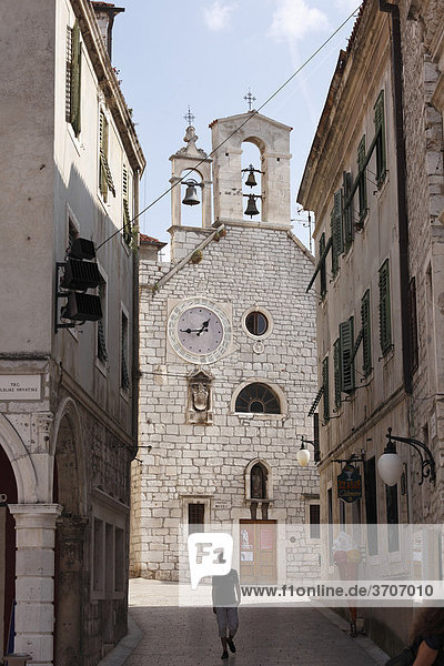 Altstadtgasse mit Barbarakirche  Sibenik  Dalmatien  Adria  Kroatien  Europa