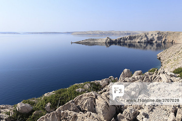 Küste der Halbinsel Rtina und Insel Pag  Dalmatien  Kvarner-Bucht  Adria  Kroatien  Europa