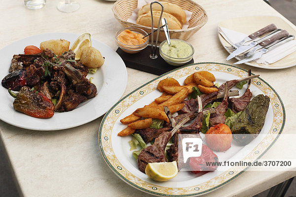 Ziegenfleisch mit Gemüse und Kartoffeln  HarÌa  Lanzarote  Kanarische Inseln  Kanaren  Spanien  Europa