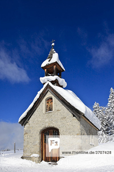 Verschneite Kapelle im Landkreis Traunstein  Bayern  Deutschland  Europa