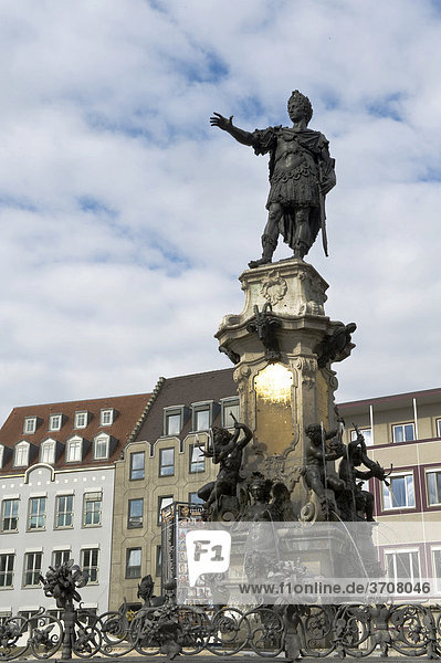 Augustus-Figur auf dem Augustus-Brunnen auf dem Rathausplatz  Augsburg  Schwaben  Bayern  Deutschland  Europa