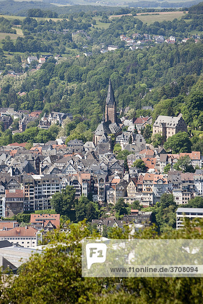 Blick auf Marburg an der Lahn mit der Altstadt  hinten die Lutherkirche  Marburg  Hessen  Deutschland  Europa