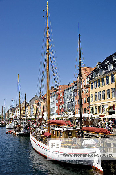 Alte Holzschiffe im Nyhavn-Kanal  Kopenhagen  Dänemark