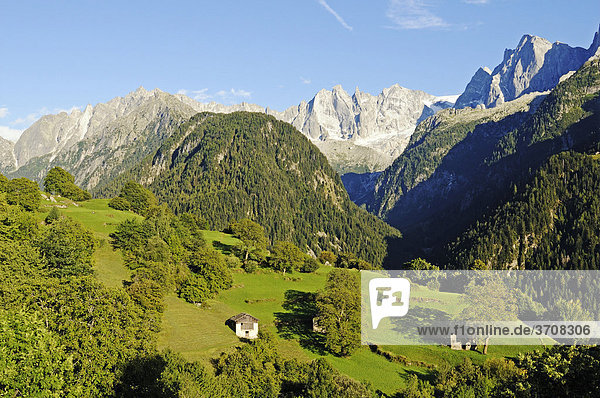Blick vom Bergdorf Soglio auf die Bondasca-Gruppe mit Sciora  Piz Cengalo und Piz Badile  Wanderweg Via Bragaglia und Sentiero Panoramico  Val Bregaglia  Tal des Bergell  Engadin  Graubünden  Schweiz  Europa