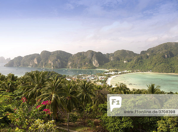 Blick auf die Insel Ko Phi Phi Don  Provinz Krabi  Andamanensee  Thailand  Asien