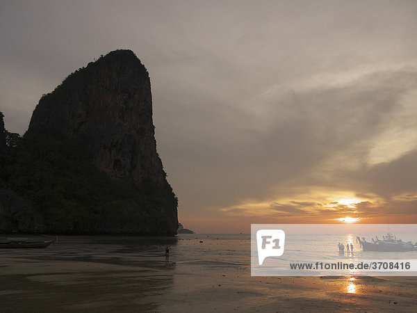 Abendstimmung am Strand von Hat Rai Leh West  Halbinsel Railey  Rai Leh  Andamanensee  Provinz Krabi  Thailand  Asien