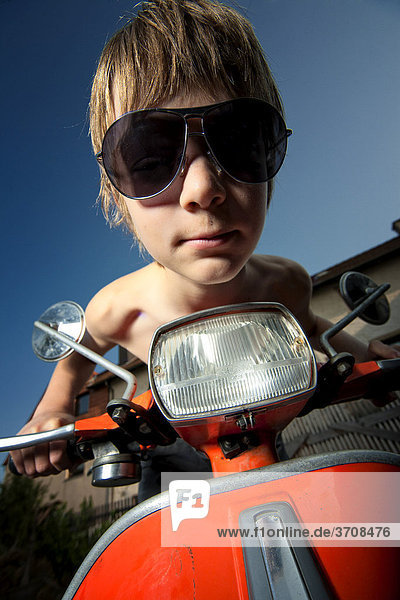 Zwei Kinder Sitzen In Einem Auto Cooler Junge Mit Strohhut Am Steuer Und Junge Dame Mit Sonnenbrille Als Beifahrer