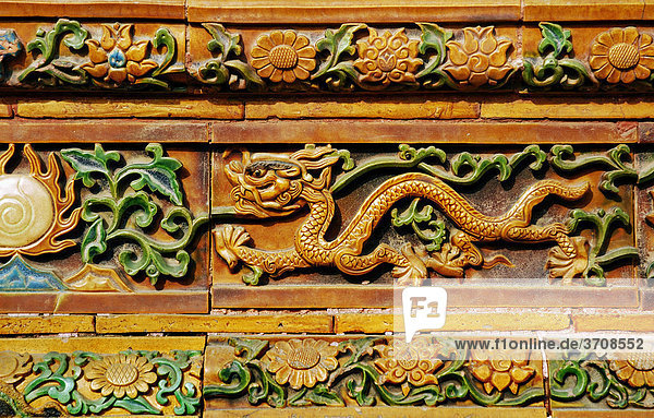Fassadendetail mit Drachenmotiv in der Verbotenen Stadt  Peking  Volksrepublik China