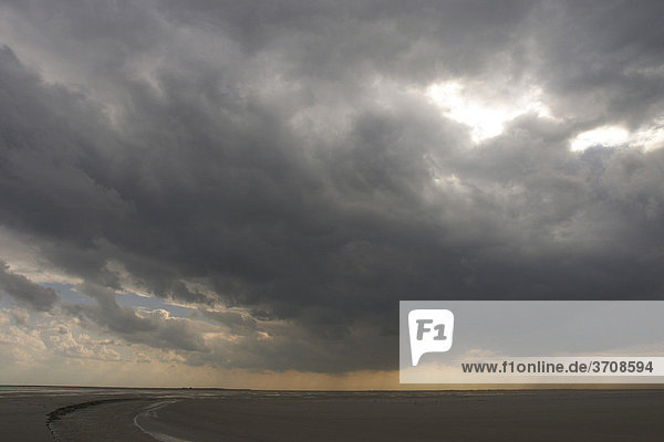 Dunkle Wolken  Priel in der Nordsee  Insel Juist  Niedersachsen  Deutschland  Europa
