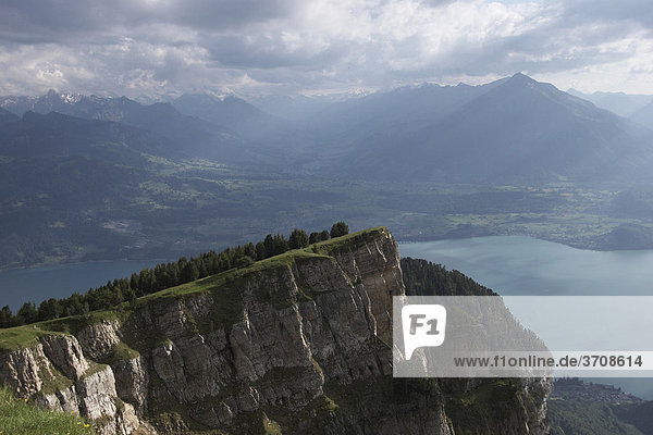 Blick auf die Bergstation am Niederhorn mit Thuner See und Bergmassiv der Berner Alpen  Kanton Bern  Schweiz  Europa